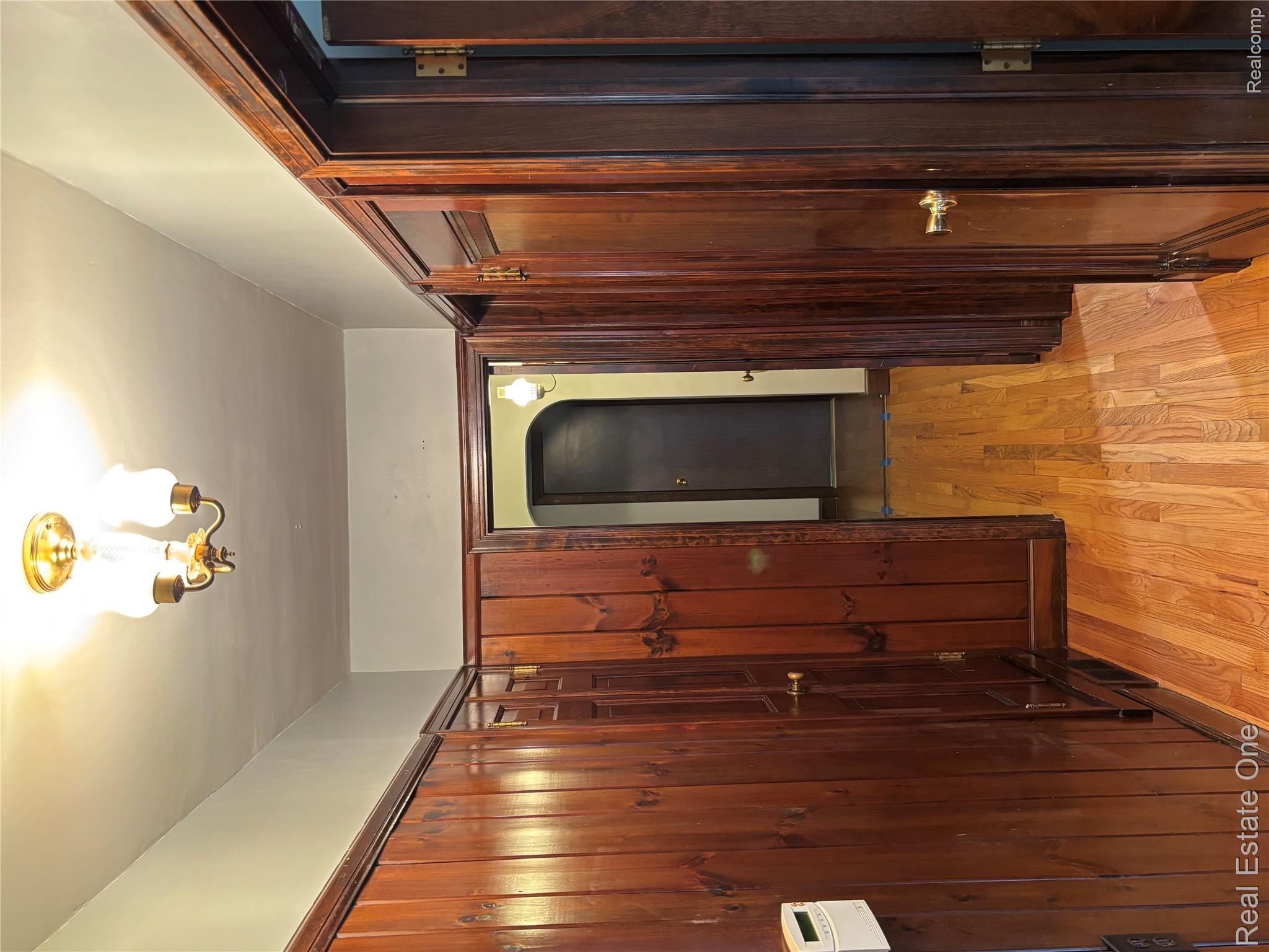 109 West Kennett Road Pontiac, MI 48340 - Photo 26 of 33 Hallway