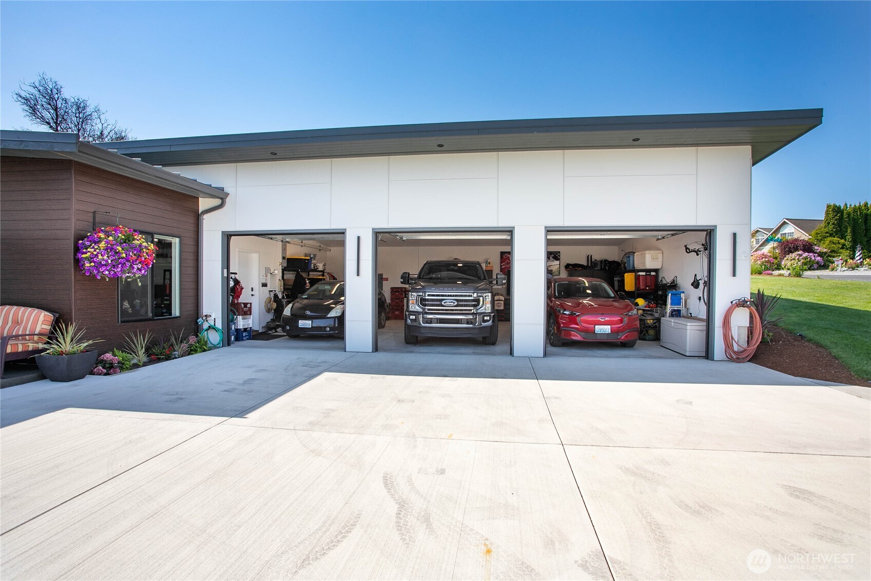 8068 Niska Road Blaine, WA 98230 - Photo 29 of 40 a view of a garage
