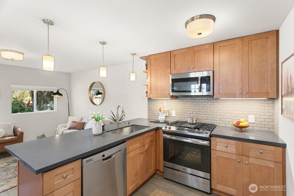 3710 Southwest 106th Street Seattle, WA 98146 - Photo 9 of 21