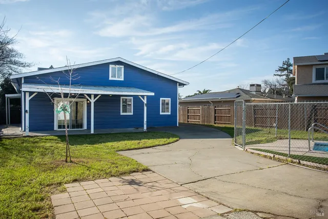 a view of a house with a backyard