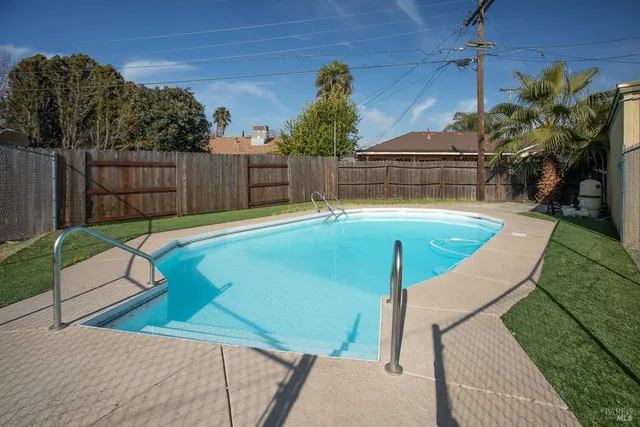 a view of a backyard