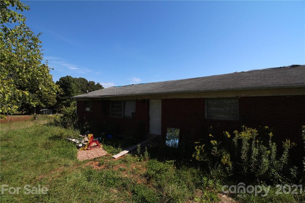 118 Furr Road, Unit 1 80 Cleveland, NC 27013 - Photo 25 of 26 a backyard of a house with lots of green space
