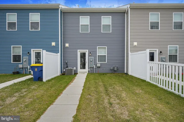 a view of house with backyard