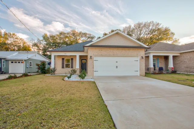 a view of a house with a yard