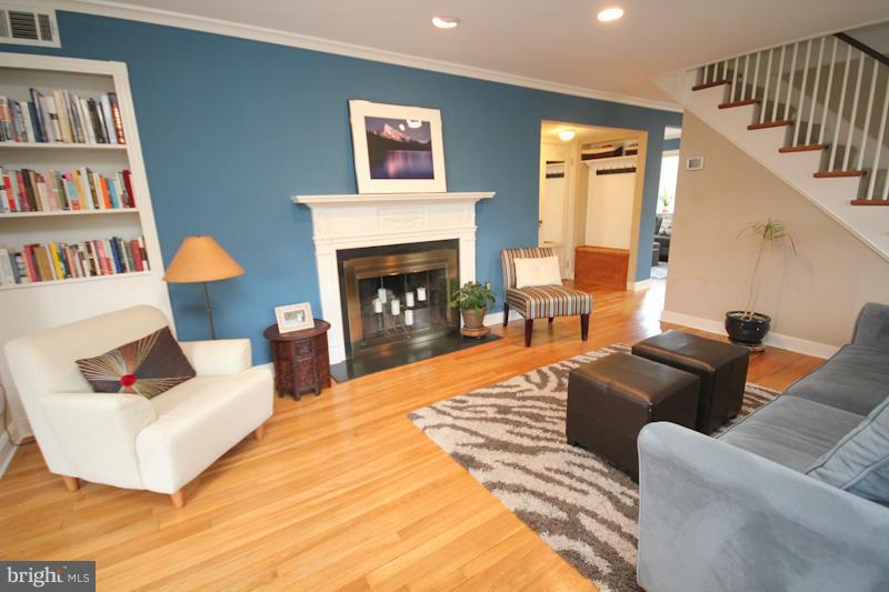 600 Mansfield Road Silver Spring, MD 20910 - Photo 3 of 30 Living Room