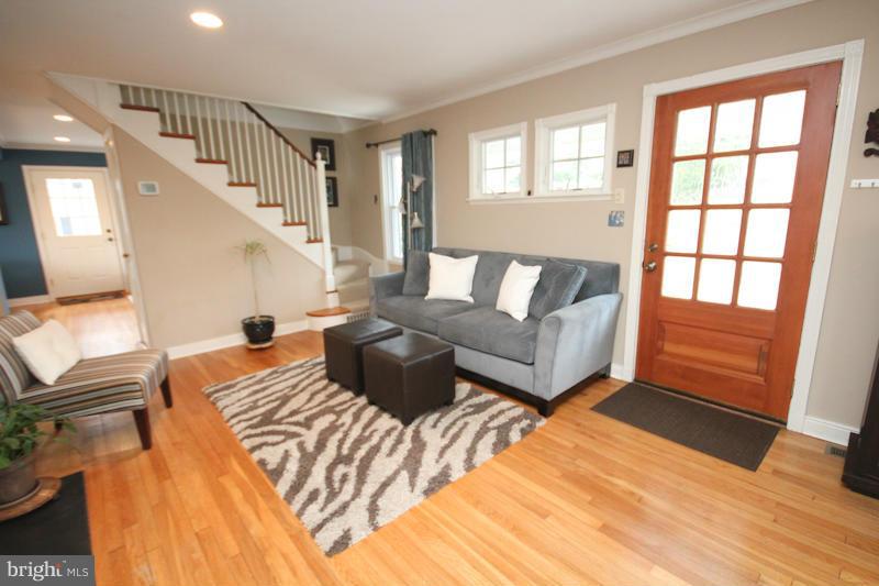 600 Mansfield Road Silver Spring, MD 20910 - Photo 4 of 30 Living Room