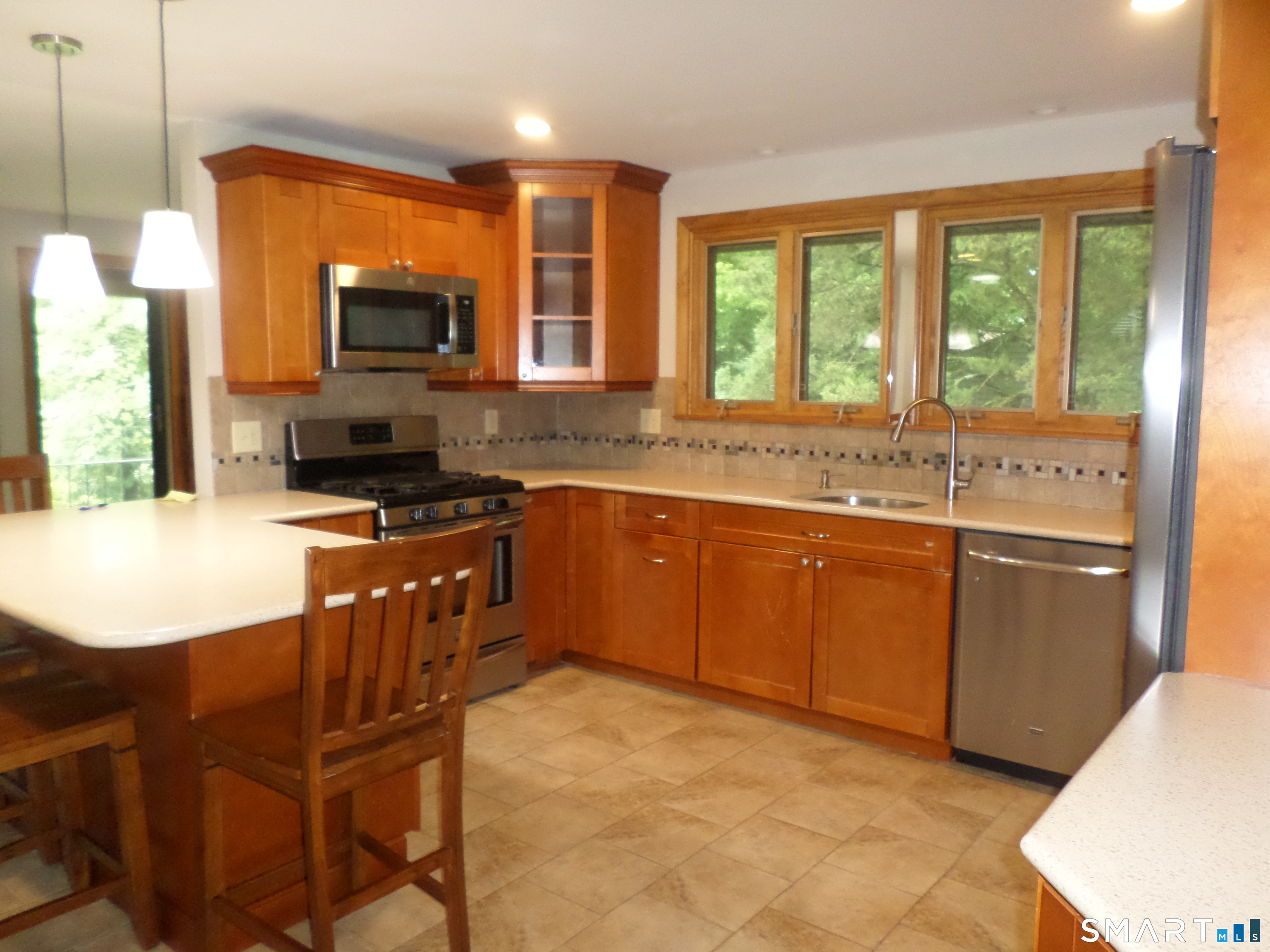 366 West Woods Road Hamden, CT 06514 - Photo 7 of 32