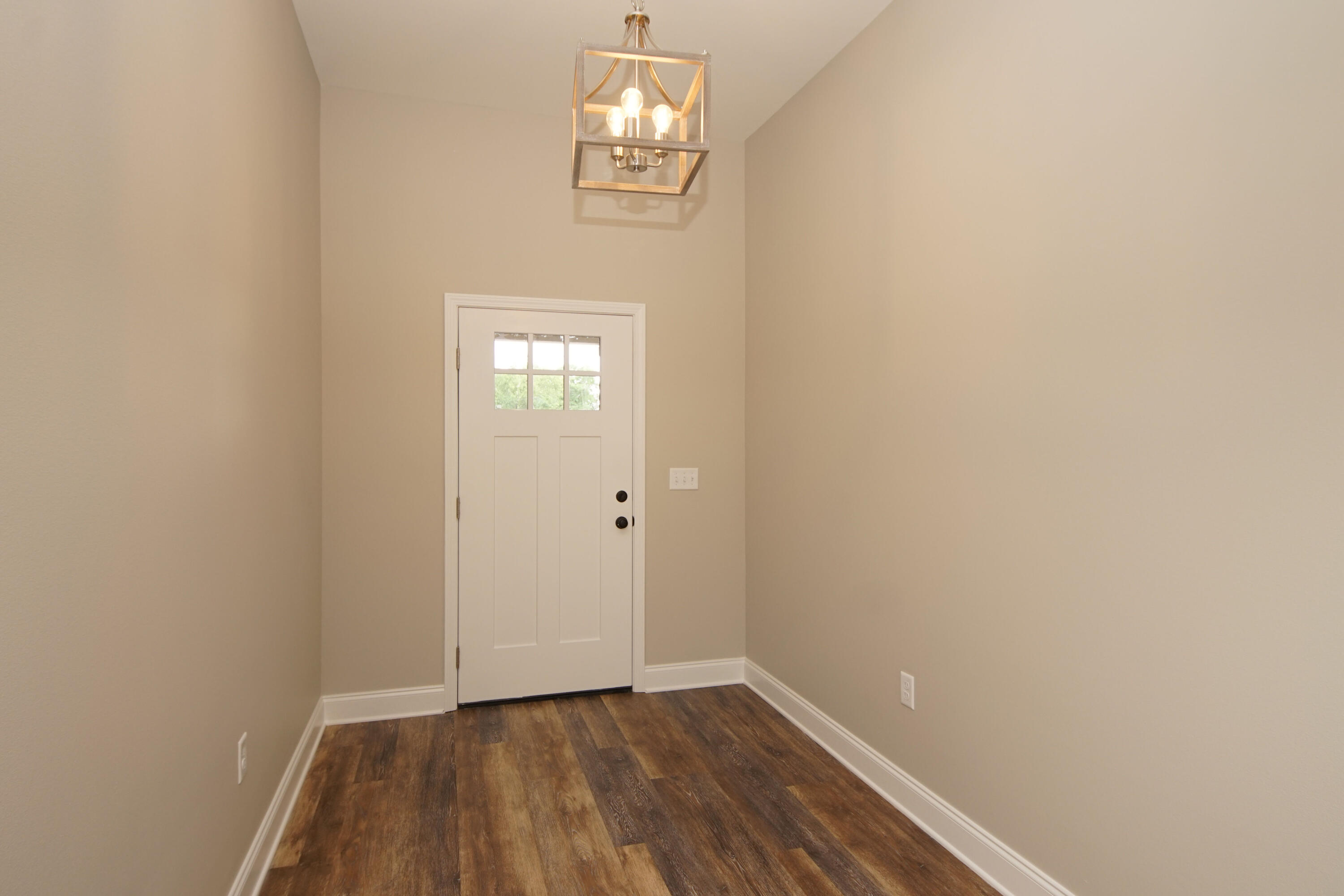 103 Ferry Road Northeast Fort Walton Beach, FL 32548 - Photo 12 of 45 103FerryNEntry