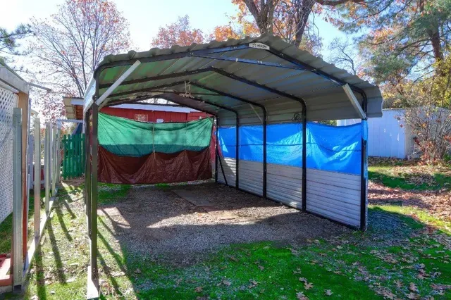 a view of a backyard