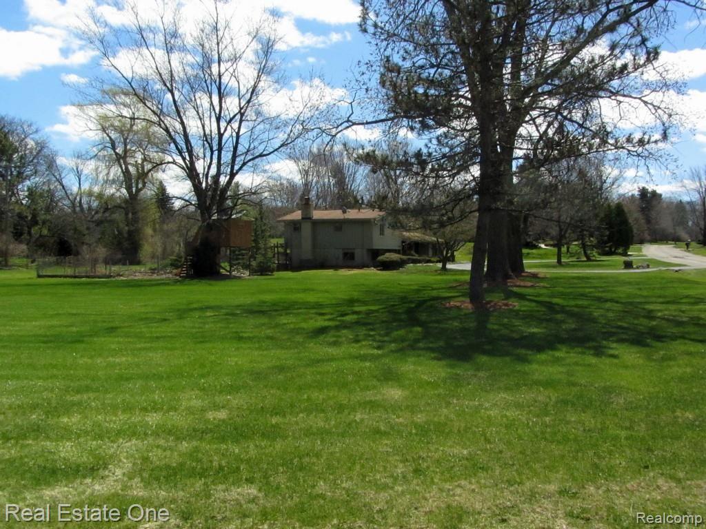 3821 Stonecrest Road West Bloomfield, MI 48322 - Photo 28 of 37 sideofhouse_edited-1.jpg