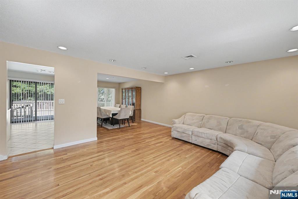 151 Broadview Terrace Paramus, NJ 07652 - Photo 4 of 17