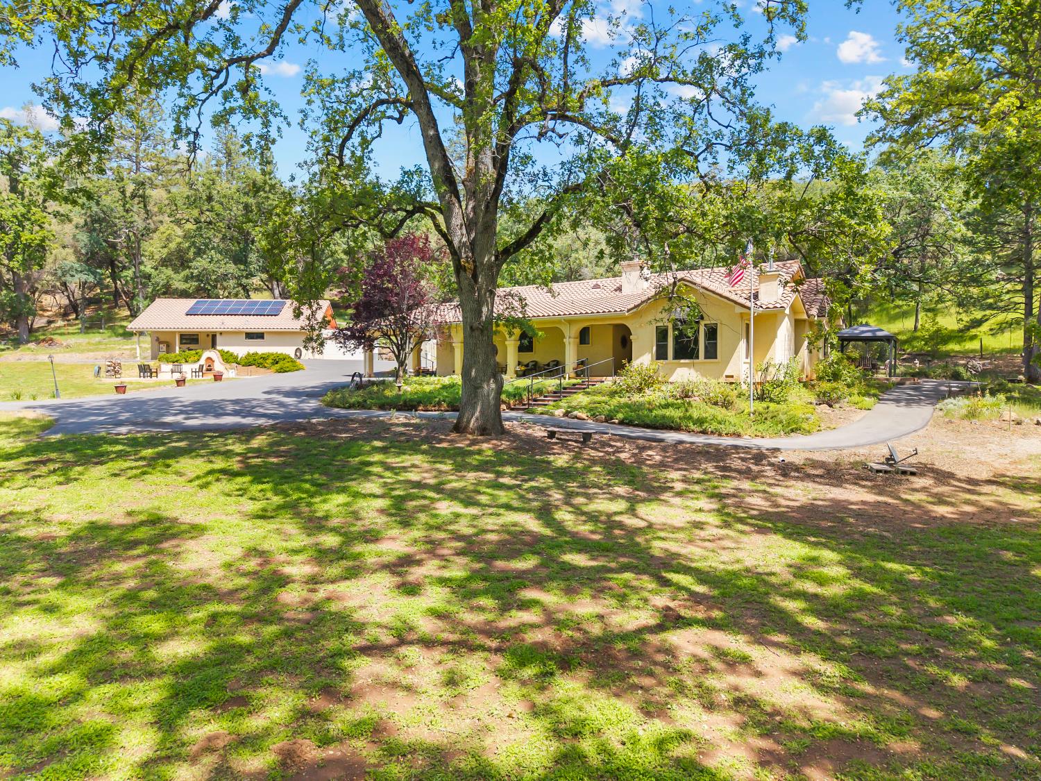 19461 Fiddletown Road Fiddletown, CA 95629 - Photo 58 of 62 a front view of a house with garden