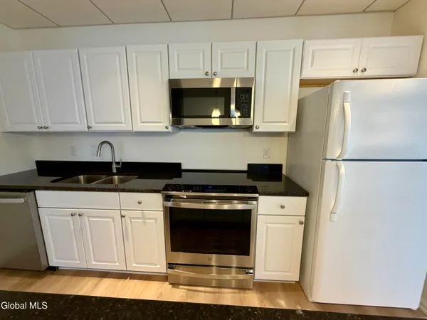 $2,950 | 433 Broadway, Unit 3, Saratoga Springs, NY 12866