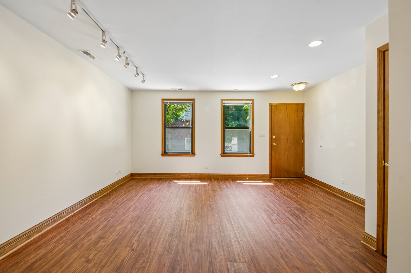 1354 West George Street, Unit 1 Chicago, IL 60657 - Photo 3 of 13