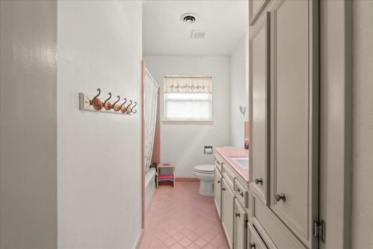11518 Mullins Drive Houston, TX 77035 - Photo 26 of 31 Bathroom.