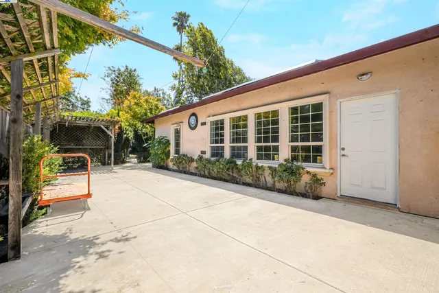 a view of a house with a backyard