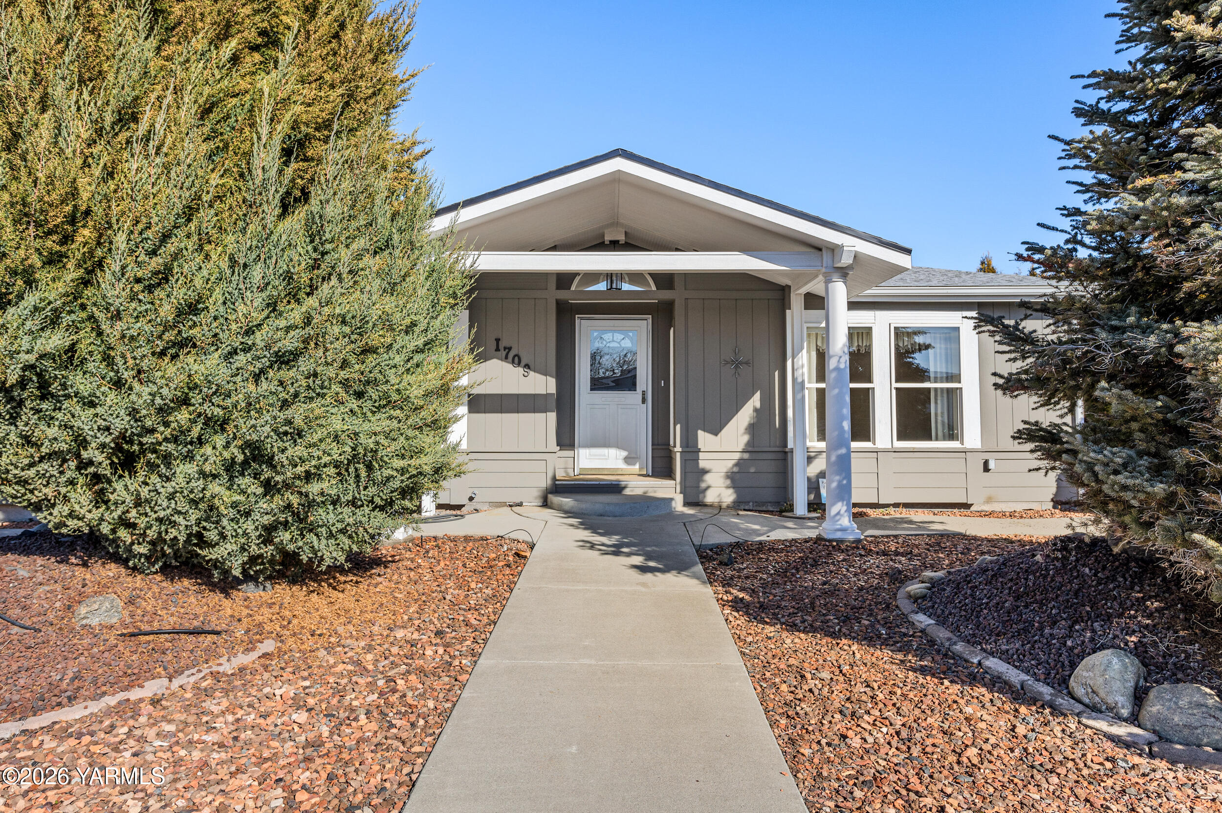 1709 South 68th Avenue Yakima, WA 98908 - Photo 3 of 29 1709 S 68th Ave