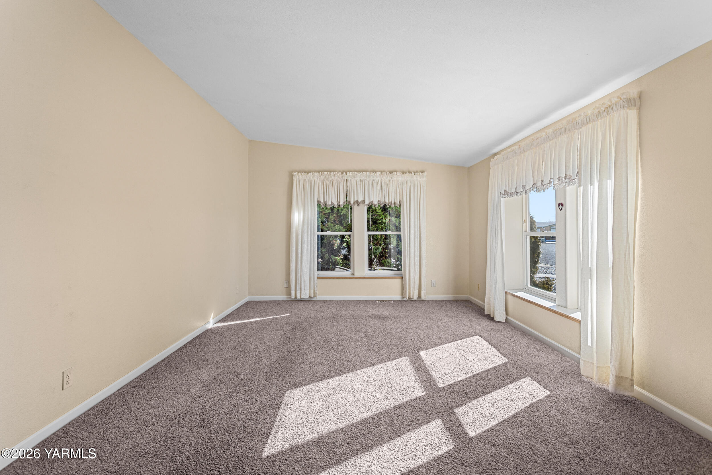 1709 South 68th Avenue Yakima, WA 98908 - Photo 5 of 29 1709 S 68th Ave