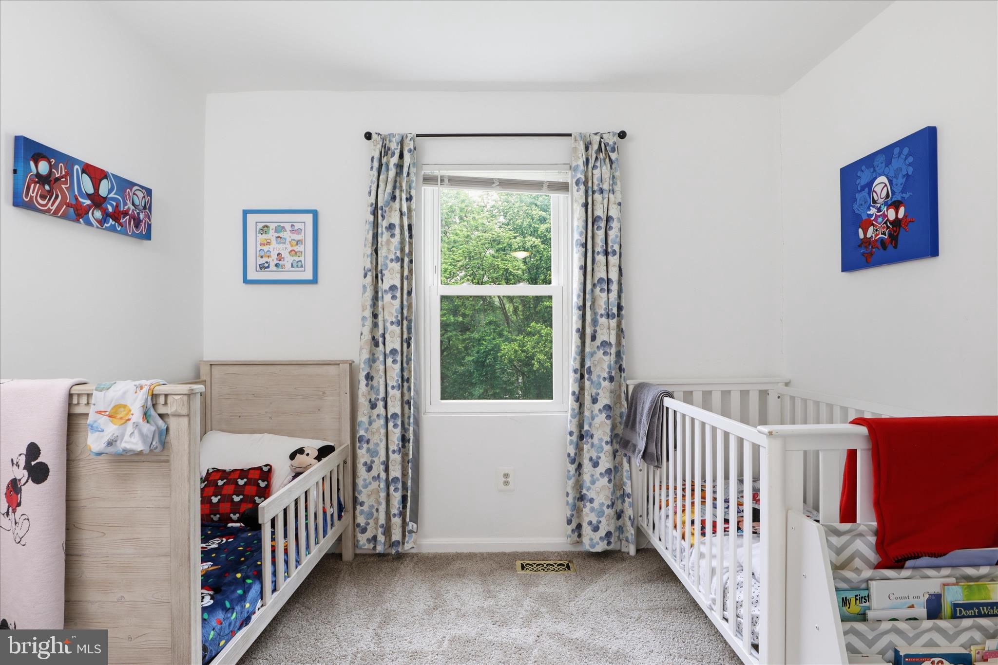 71 Kinsman View Circle Silver Spring, MD 20901 - Photo 22 of 42 a living room with a baby crib table and a window