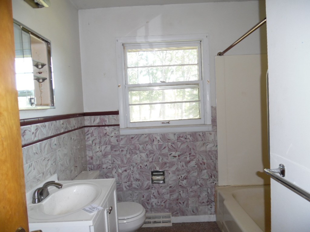 1130 Vandekarr Road Owosso, MI 48867 - Photo 10 of 14 31295166-9.JPG