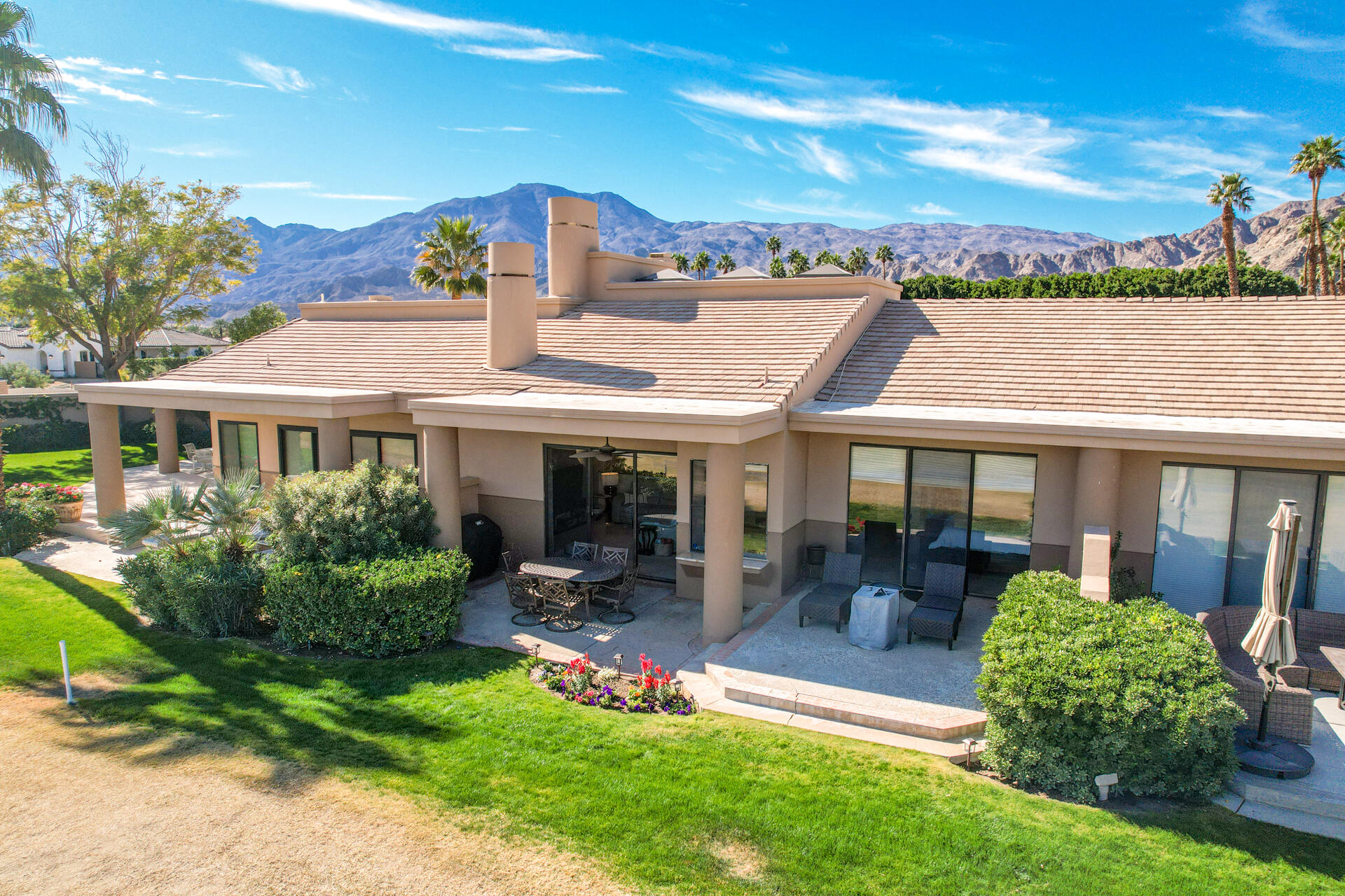 55764 Oak-Tree La Quinta, CA 92253 - Photo 2 of 50 a front view of a house with garden