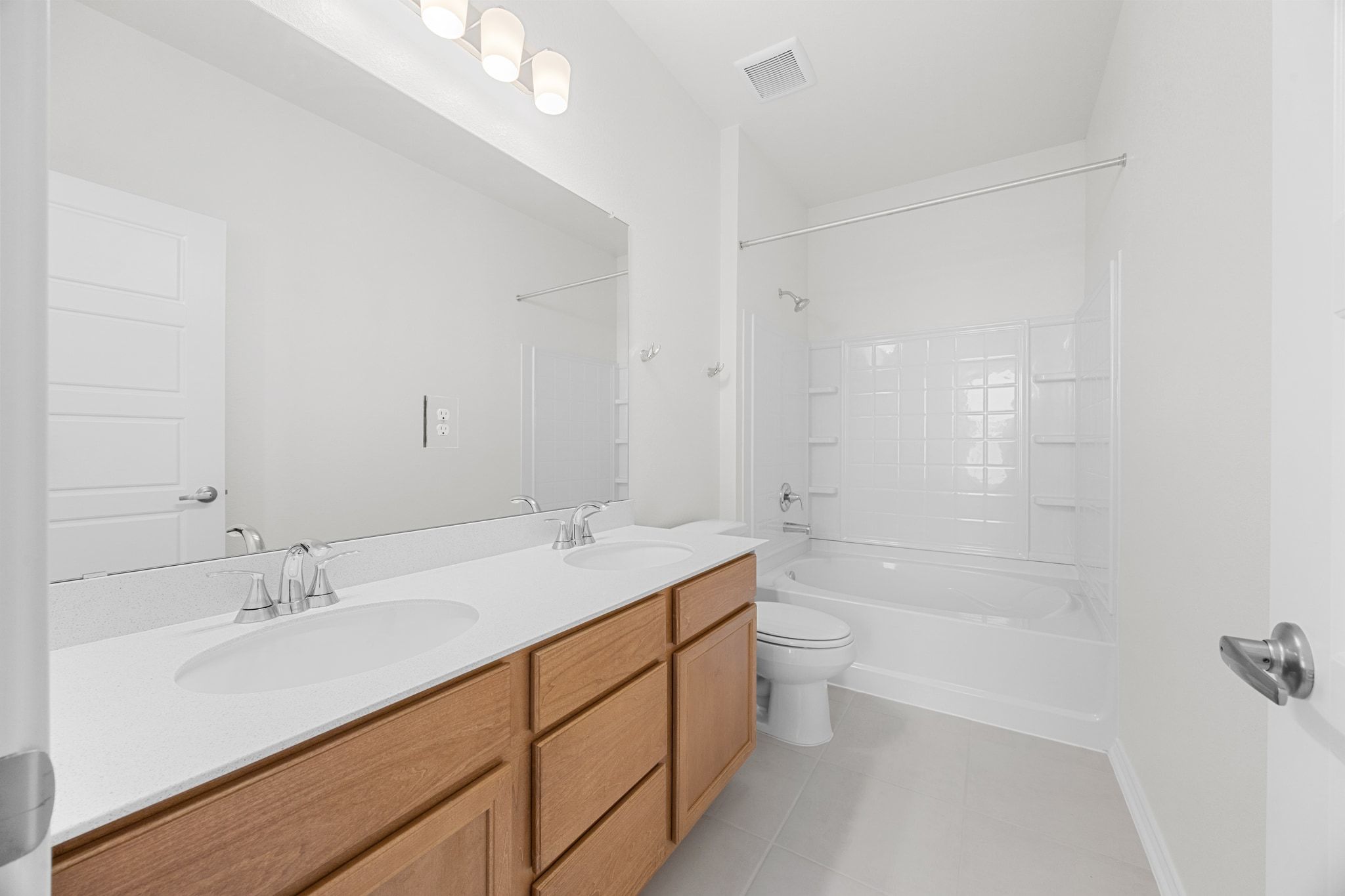 12102 Cantabria Road Austin, TX 78748 - Photo 18 of 29 a bathroom with a double vanity sink toilet mirror and bathtub