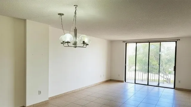 $1,850 | 901 Hillcrest Drive, Unit 307, Hollywood, FL 33021