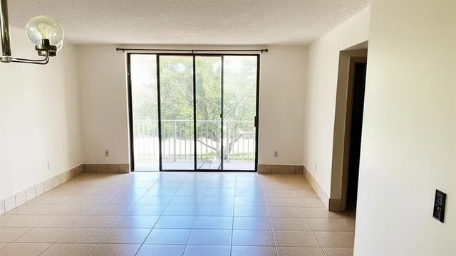 $1,850 | 901 Hillcrest Drive, Unit 307, Hollywood, FL 33021