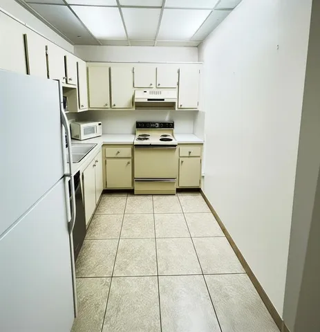 $1,850 | 901 Hillcrest Drive, Unit 307, Hollywood, FL 33021