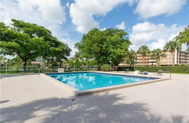 $1,850 | 901 Hillcrest Drive, Unit 307, Hollywood, FL 33021