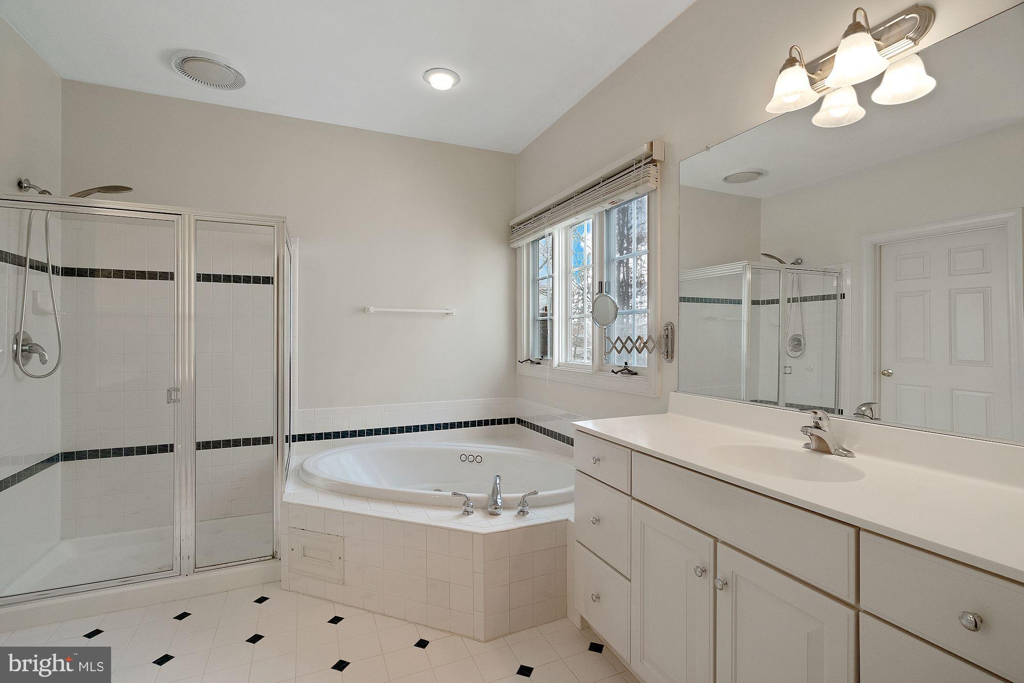 8550 Center Road Springfield, VA 22152 - Photo 33 of 63 Primary bath en-suite w/soaking tub