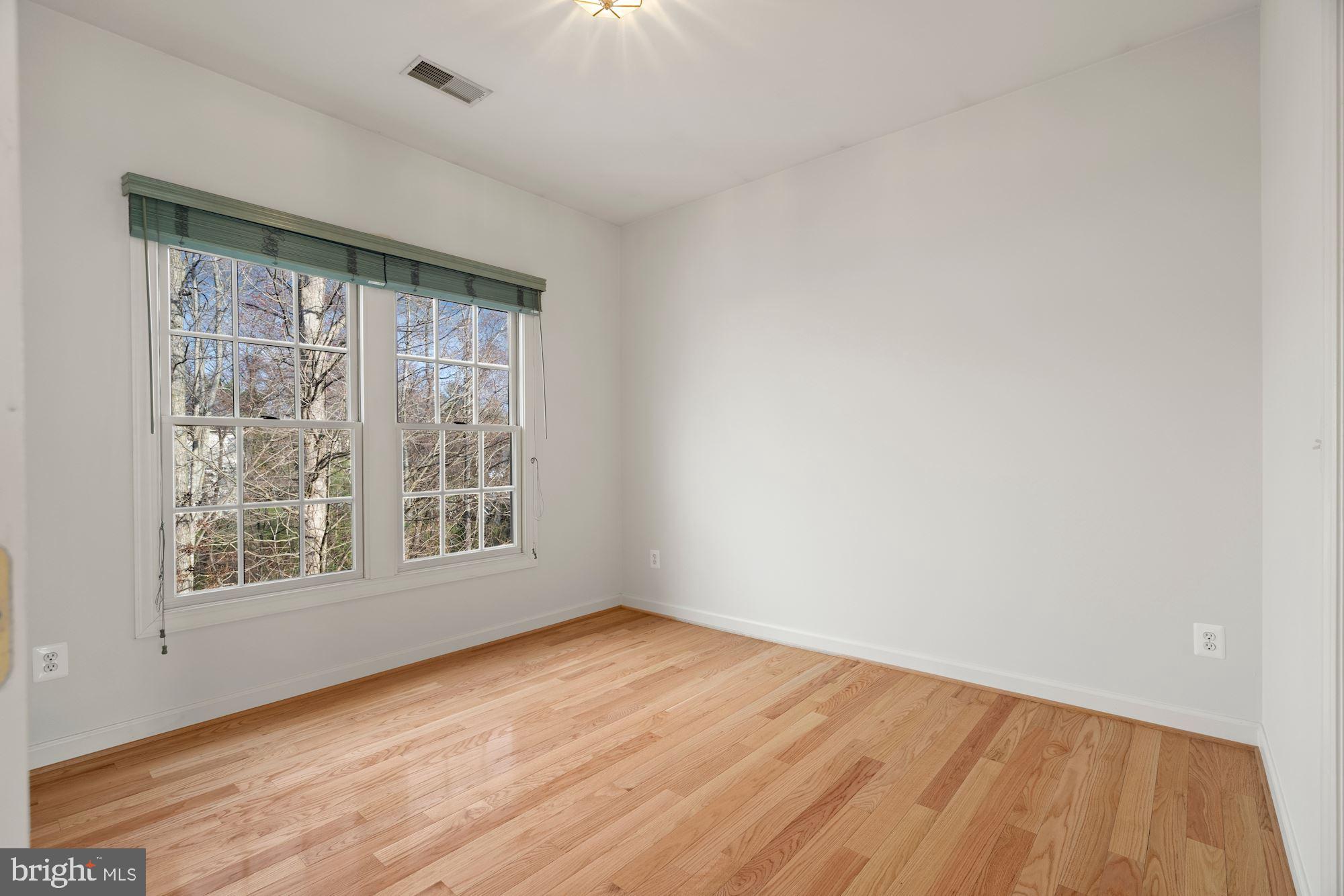 8550 Center Road Springfield, VA 22152 - Photo 39 of 63 Bedroom 4 upstairs w/private bath en-suite!