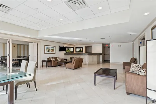 $745,000 | 400 Metairie-Hammond Highway, Unit 5E, Metairie, LA 70005