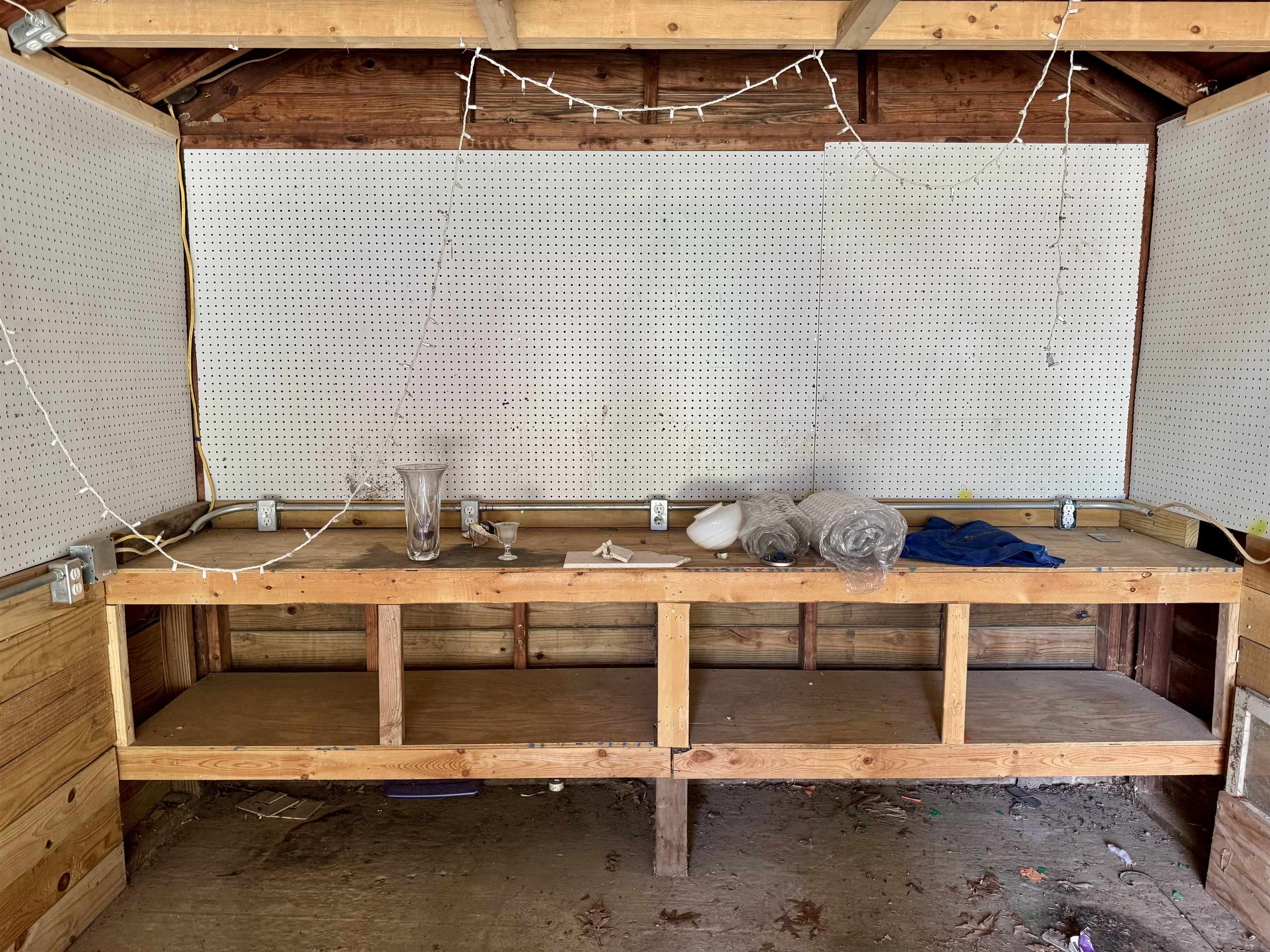 3787 Rhodes Avenue Memphis, TN 38111 - Photo 19 of 23 a view of a room with table