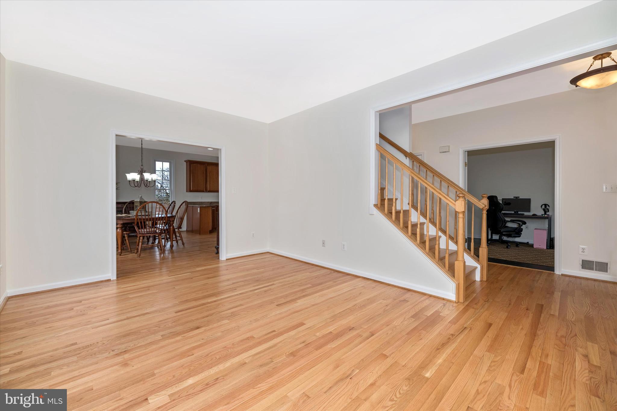 4905 Round Hill Road Frederick, MD 21702 - Photo 15 of 56 Living Room
