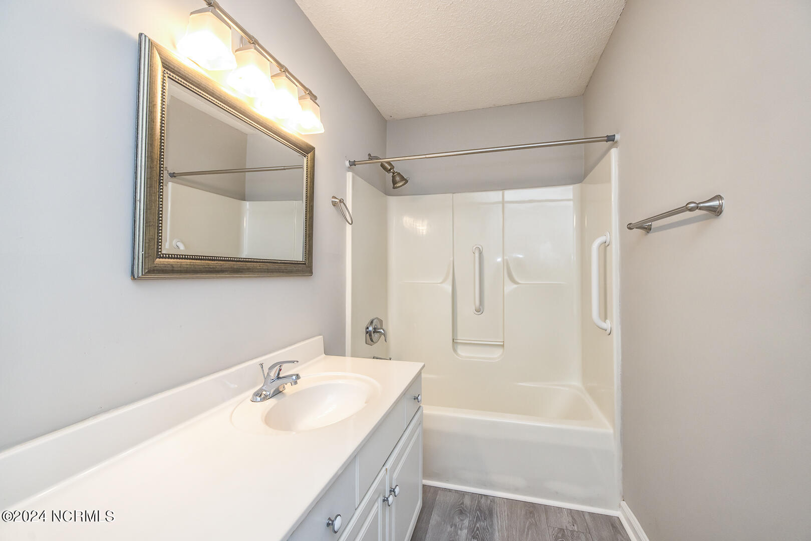 2209 White Road Wilmington, NC 28411 - Photo 16 of 28 Master Bath