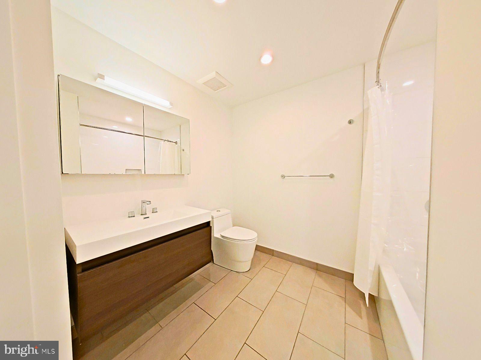 421 Wallace Street Philadelphia, PA 19123 - Photo 21 of 41 2nd Floor Bathroom