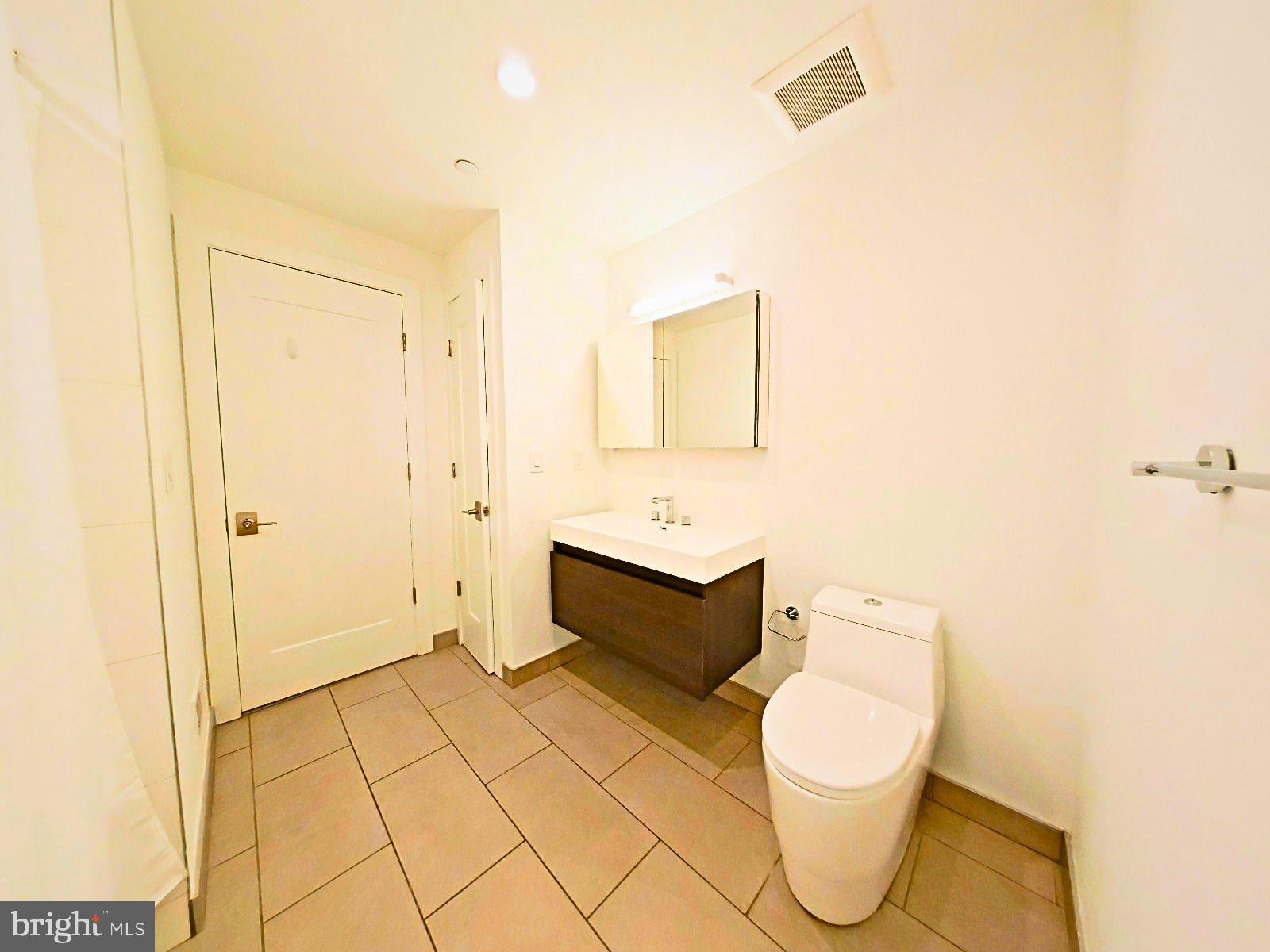421 Wallace Street Philadelphia, PA 19123 - Photo 22 of 41 2nd Floor Bathroom