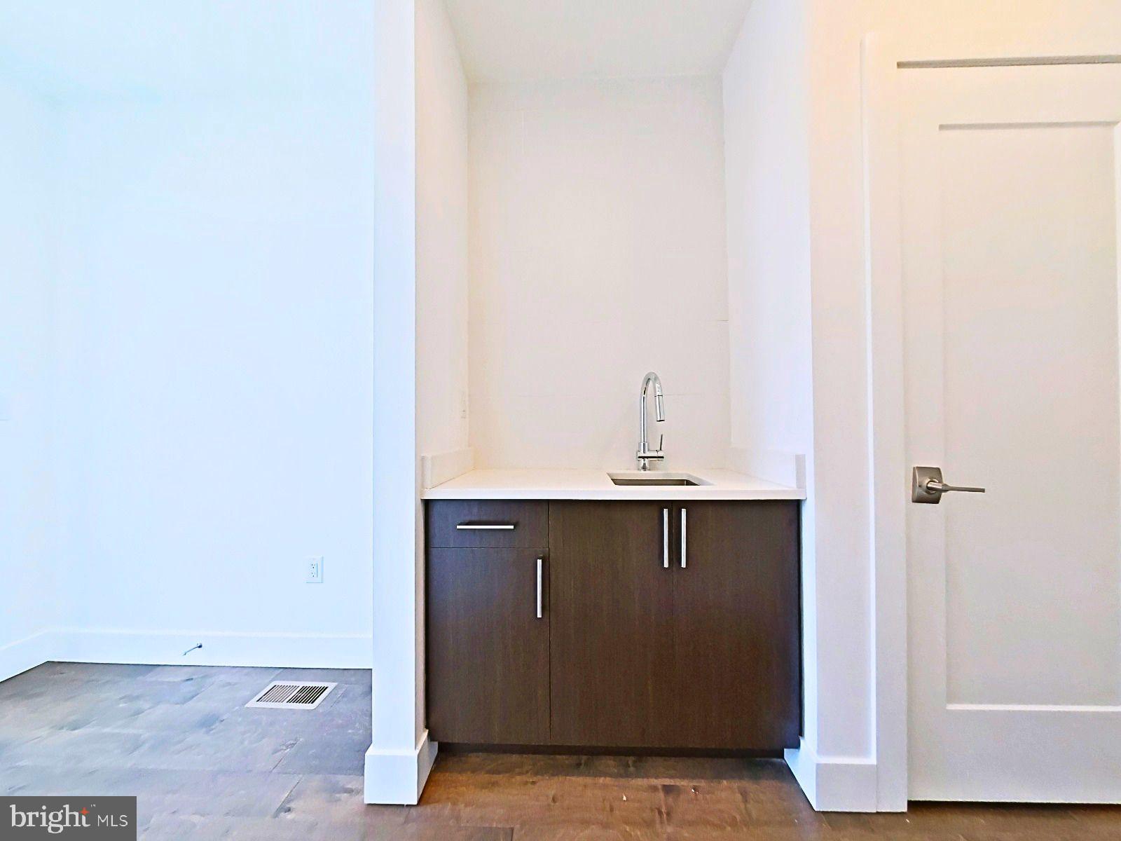 421 Wallace Street Philadelphia, PA 19123 - Photo 27 of 41 Wet Bar - 4th Floor