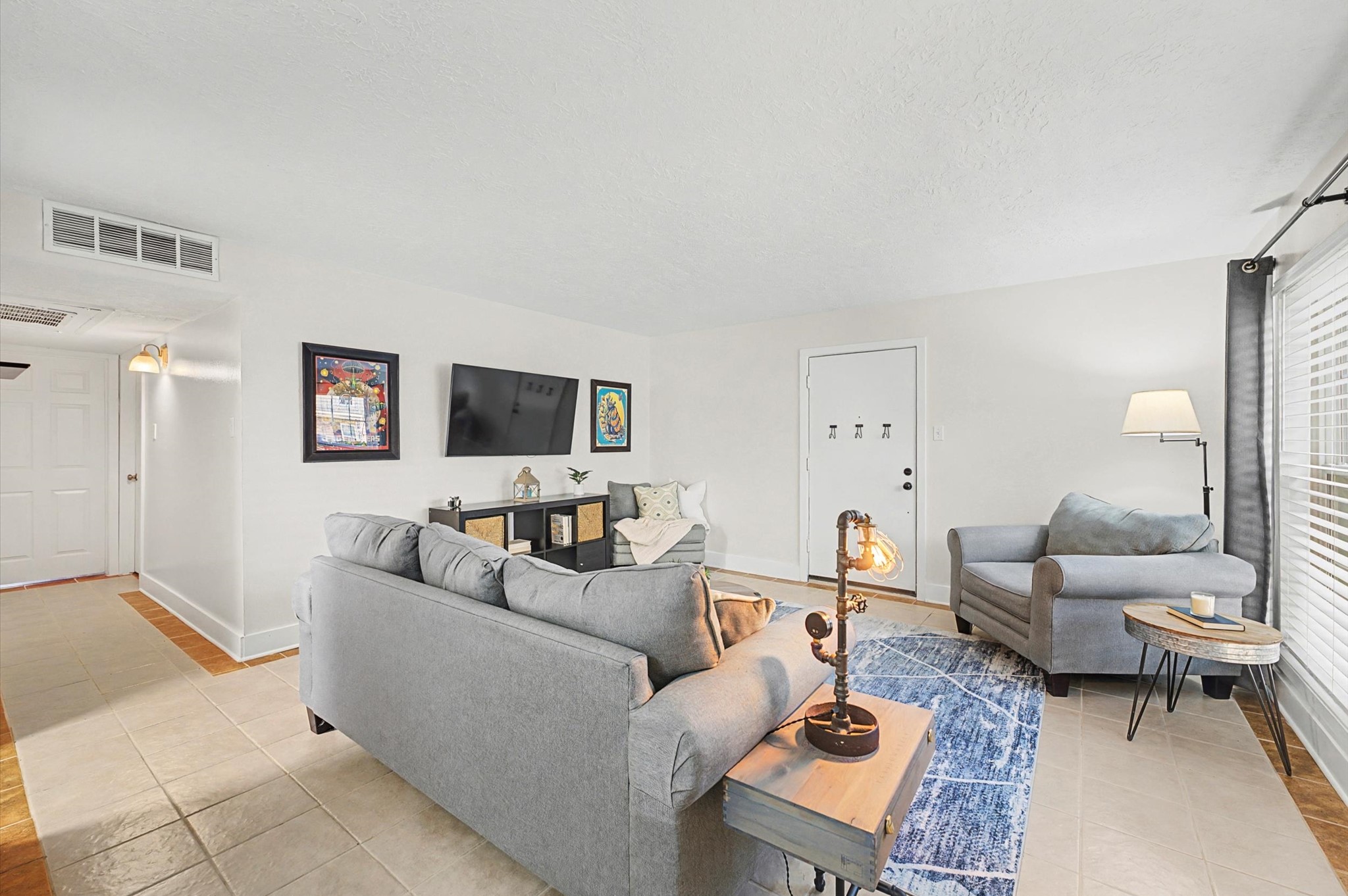 3224 Timmons Lane, Unit 141 Houston, TX 77027 - Photo 4 of 15 a living room with furniture and a flat screen tv