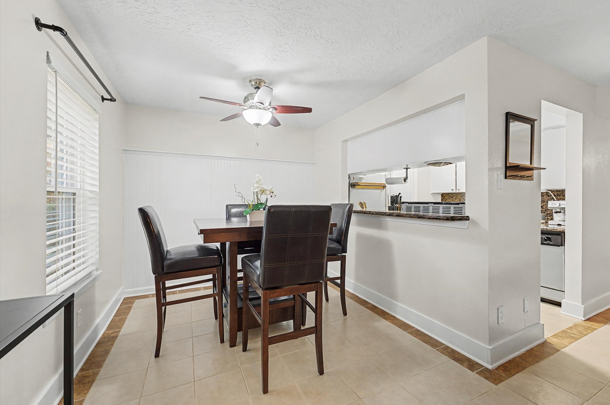 3224 Timmons Lane, Unit 141 Houston, TX 77027 - Photo 5 of 15 a dining room with furniture and window