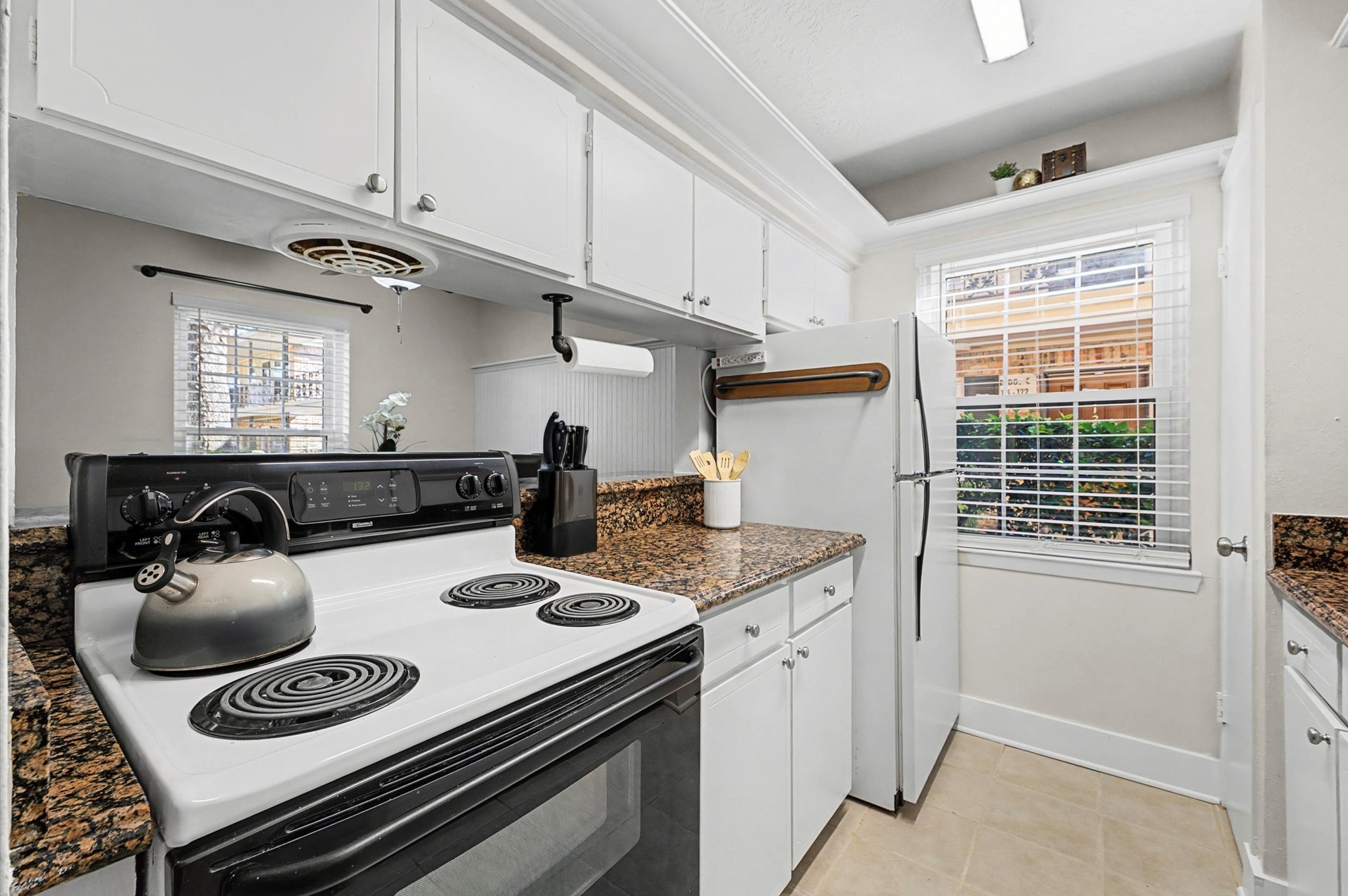 3224 Timmons Lane, Unit 141 Houston, TX 77027 - Photo 6 of 15 a kitchen with a stove and a microwave