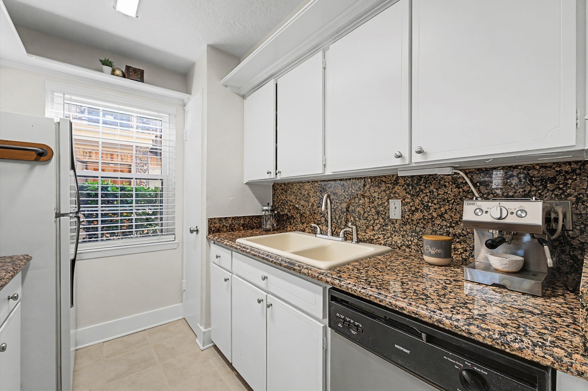 3224 Timmons Lane, Unit 141 Houston, TX 77027 - Photo 7 of 15 a kitchen with a sink and cabinets