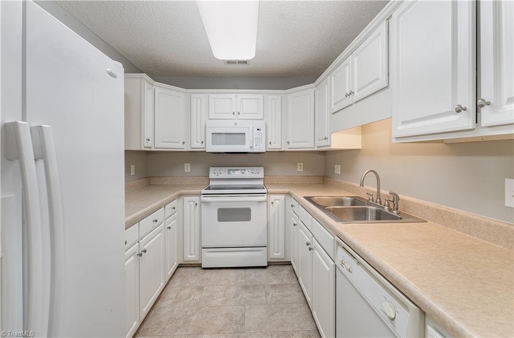 140 Wyndham Court High Point, NC 27265 - Photo 9 of 27