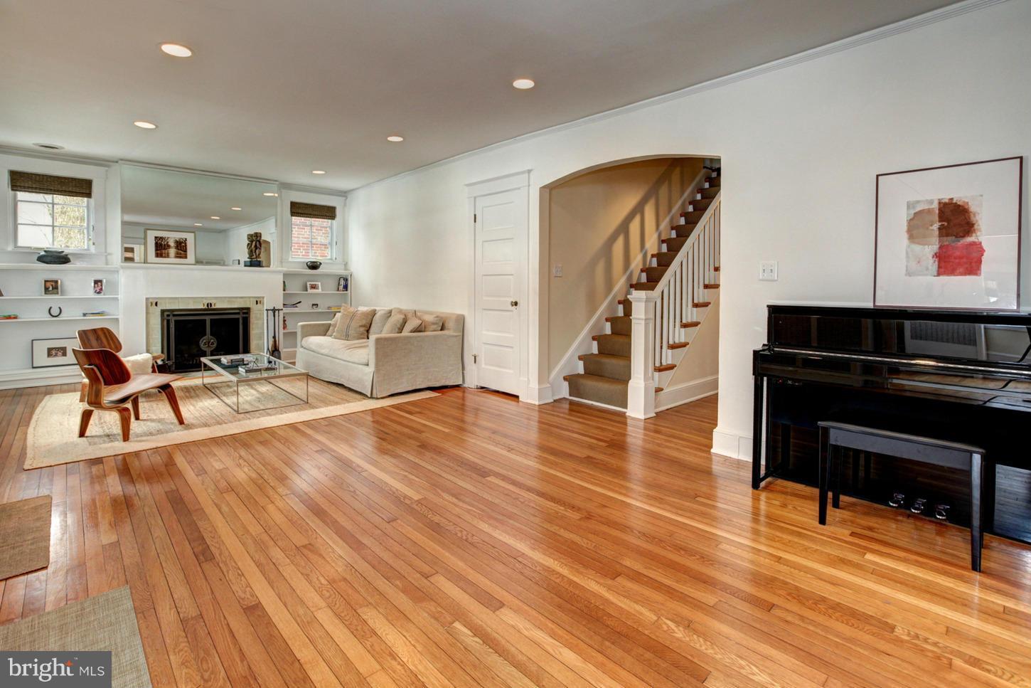 7814 Maple Ridge Road Bethesda, MD 20814 - Photo 10 of 30 Living Room
