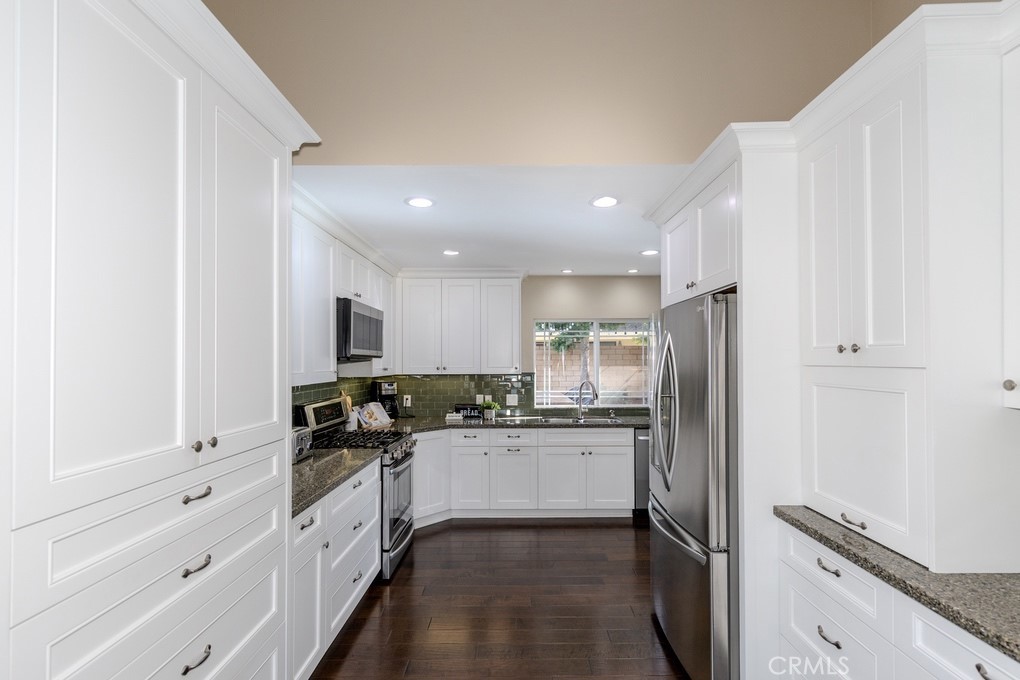 19542 Drybrook Lane Huntington Beach, CA 92646 - Photo 11 of 55 Upgraded Kitchen with Soft Close Drawers
