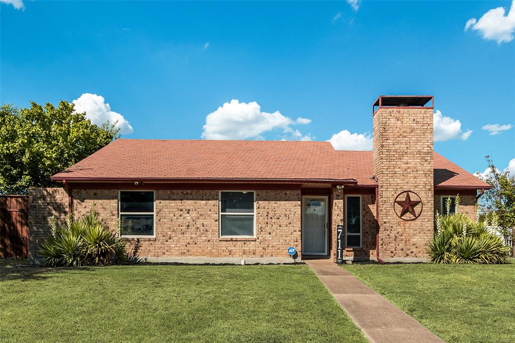 711 Valley Hill Road Duncanville, TX 75137 - Photo 2 of 20 a front view of a house with a garden