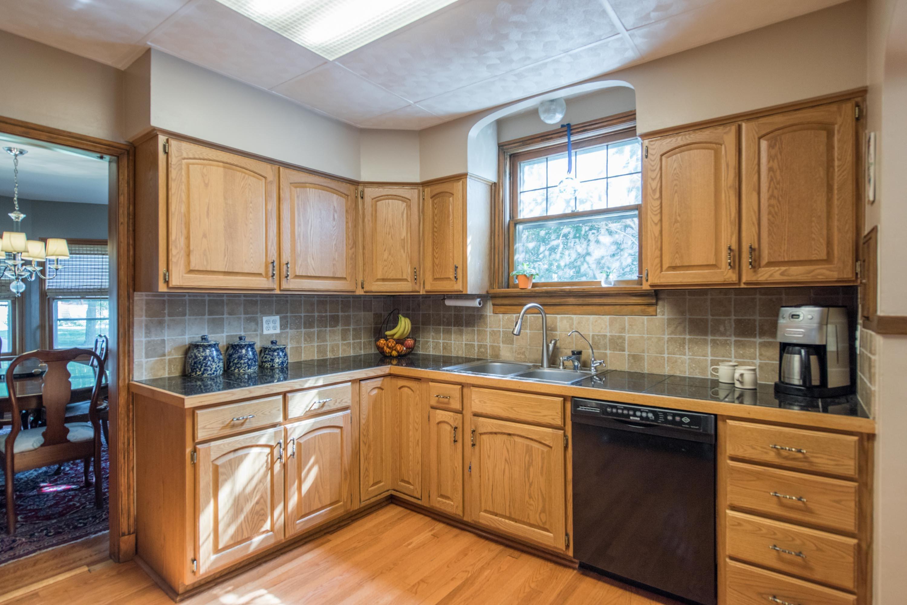 995 South Cassingham Road Columbus, OH 43209 - Photo 11 of 38