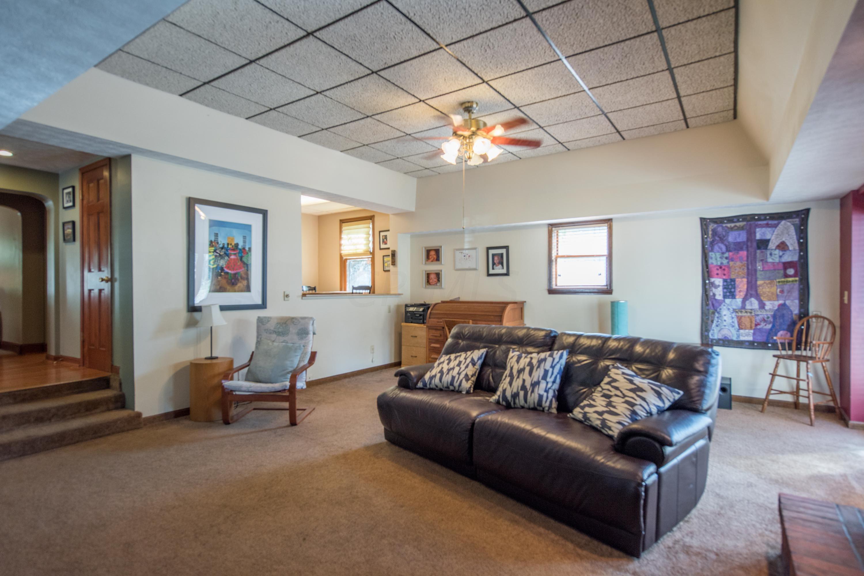 995 South Cassingham Road Columbus, OH 43209 - Photo 18 of 38
