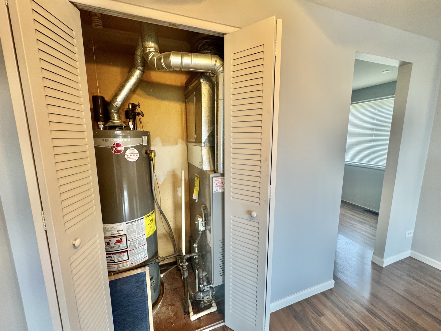 102 North Salem Drive, Unit 102 Schaumburg, IL 60193 - Photo 11 of 19 a bathroom with a mirror